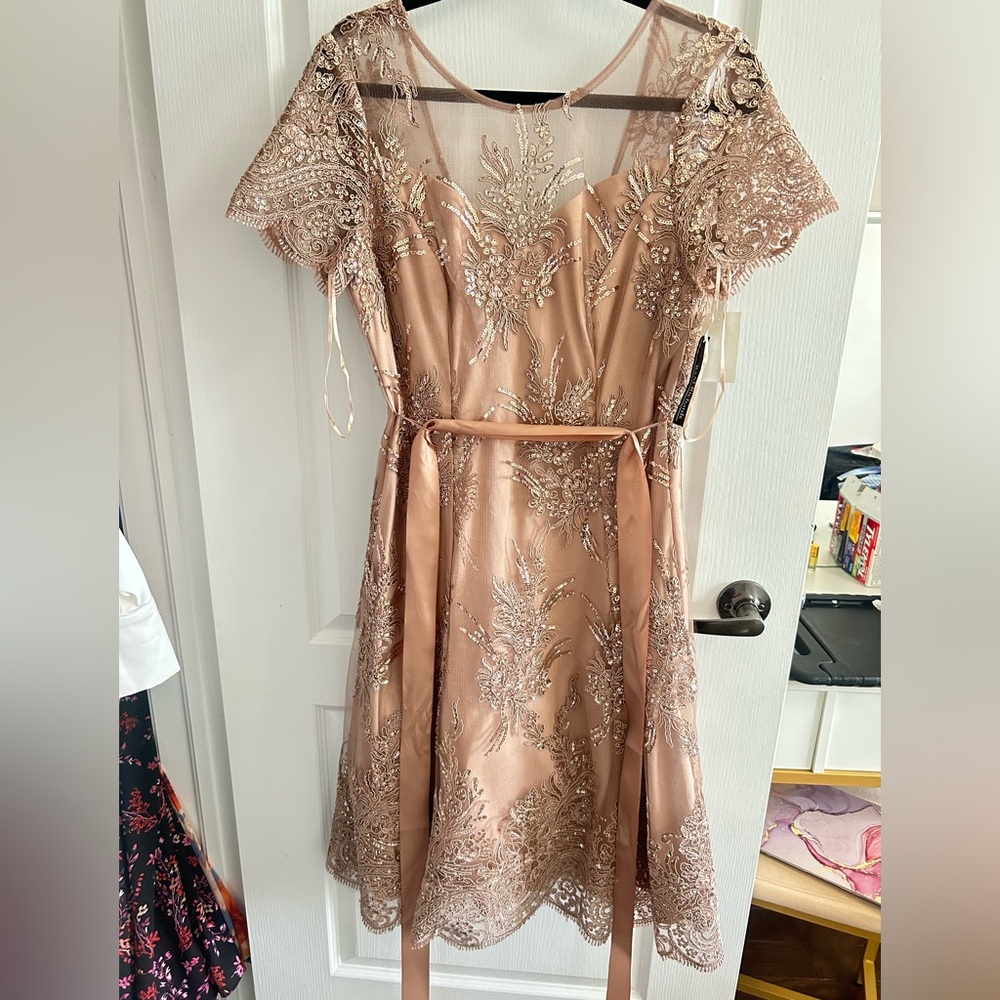 Beautiful dress size 6 can be worn for prom and special occasions